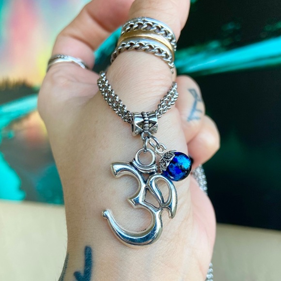 Double stainless steel chain om sign & lamp bead - Picture 2 of 12